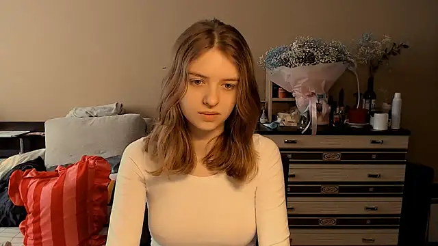 Snapshot of Emi1y_Angel11 chatting on February 15, 2026, 4:35 am Emi1y Angel11 online show from February 15, 2026, 4:35 am