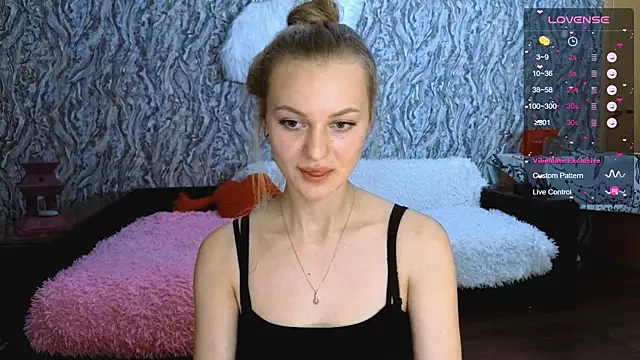 Snapshot of Elfanna chatting on October 9, 2025, 5:35 pm Elfanna online show from October 9, 2025, 5:35 pm