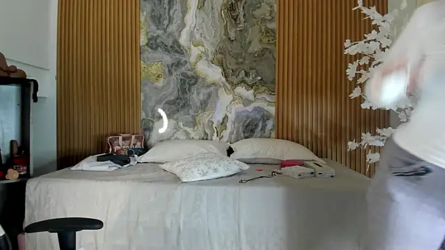 Danna topless online show from February 3, 2026, 12:10 pm