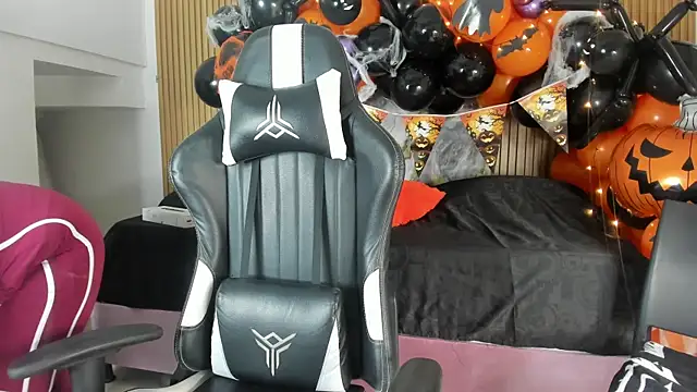 Danna topless online show from October 22, 2025, 12:04 pm