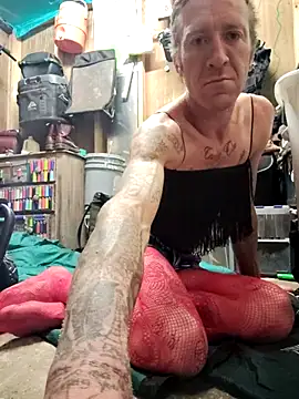 Snapshot of bentoverblonde chatting on October 29, 2025, 2:32 am bentoverblonde online show from October 29, 2025, 2:32 am