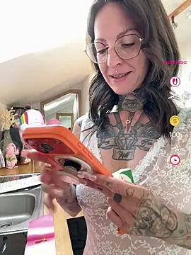 BrownieyQueen online show from April 26, 2026, 6:43 am