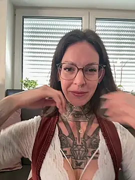 BrownieyQueen online show from March 8, 2026, 9:45 am