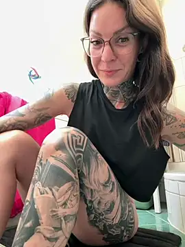 BrownieyQueen online show from June 18, 2026, 5:51 pm