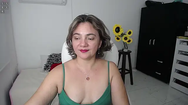 Snapshot of Chiraz_hasnaa chatting on March 16, 2025, 12:56 am Chiraz hasnaa online show from March 16, 2025, 12:56 am