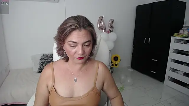 Snapshot of Chiraz_hasnaa chatting on January 17, 2025, 10:34 pm Chiraz hasnaa online show from January 17, 2025, 10:34 pm