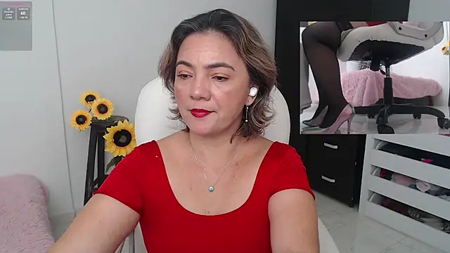 Snapshot of Chiraz_hasnaa chatting on December 3, 2024, 1:17 pm Chiraz hasnaa online show from December 3, 2024, 1:17 pm