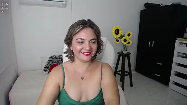 Snapshot of Chiraz_hasnaa chatting on March 15, 2025, 9:49 pm Chiraz hasnaa online show from March 15, 2025, 9:49 pm