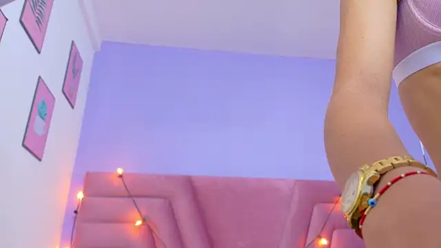 Beautifulskinny18 online show from November 18, 2025, 7:50 pm