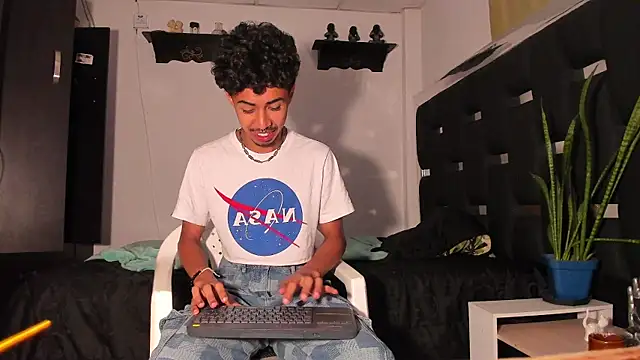 Snapshot of RyanRizzo chatting on March 19, 2025, 12:15 am RyanRizzo online show from March 19, 2025, 12:15 am