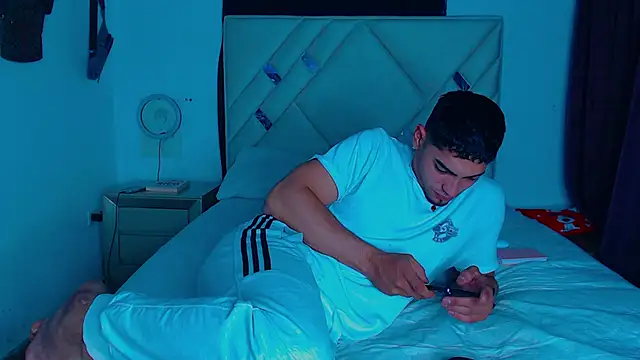 Rich boy01 online show from February 17, 2025, 3:25 am