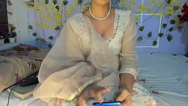 aarjulove online show from April 29, 2026, 4:33 pm