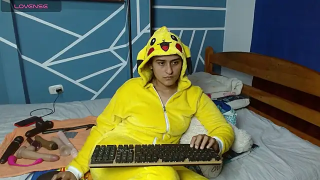 Gia 03 online show from December 12, 2024, 3:43 am