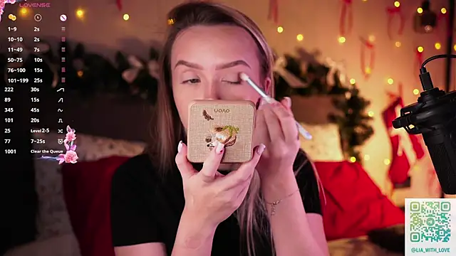 HollisBeckett online show from December 17, 2025, 1:32 am