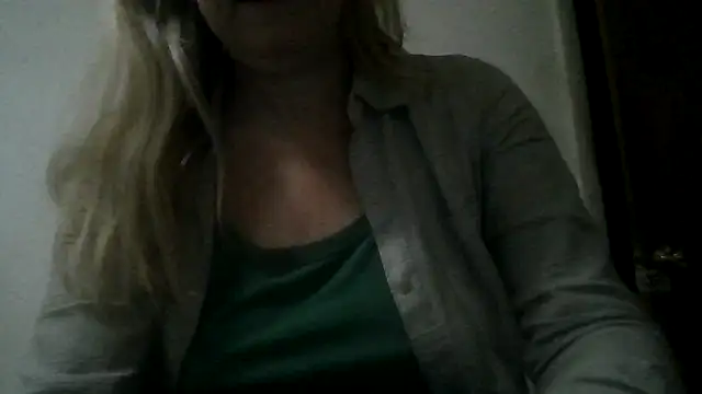 Emilylyn2501 online show from December 5, 2024, 10:28 pm