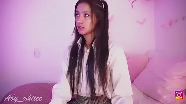 AbyWhitee online show from November 5, 2025, 10:51 am