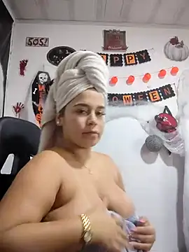 LaurenWelly  online show from November 3, 2025, 9:18 pm