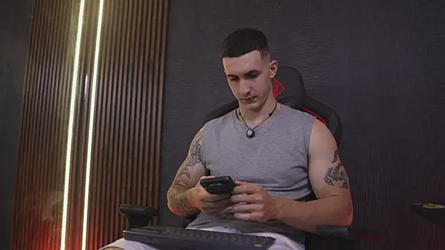 JacksonOlsenn online show from April 6, 2026, 8:43 pm