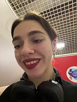Lily  Belle online show from February 13, 2025, 6:37 pm