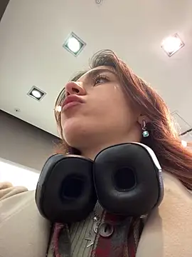 Lily  Belle online show from February 17, 2025, 1:11 pm