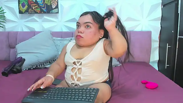 Michelle Brooks online show from November 21, 2025, 1:43 pm