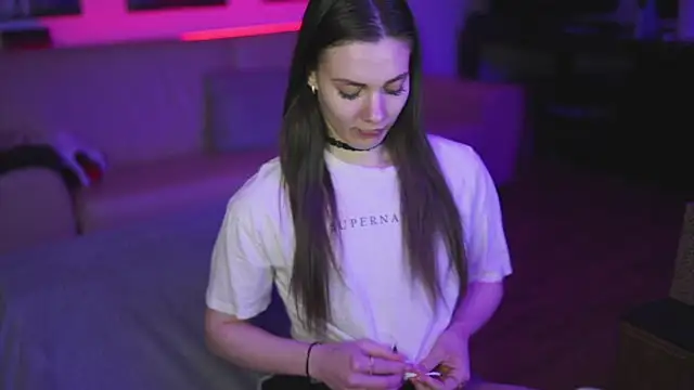 StephanieNeeson online show from March 17, 2025, 10:40 pm