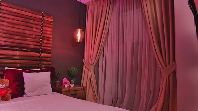 Snapshot of MadilynFox chatting on February 22, 2026, 8:32 pm MadilynFox online show from February 22, 2026, 8:32 pm