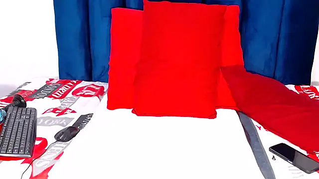 Honeybumsx32 online show from February 12, 2026, 8:19 pm