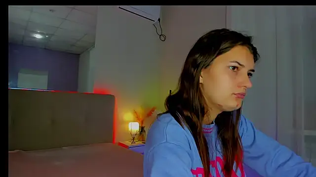 Laura Leee online show from October 10, 2025, 5:30 am