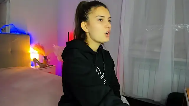 Laura Leee online show from November 29, 2025, 5:51 am