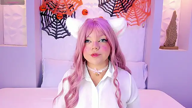 EmilyRouss  online show from October 17, 2025, 7:15 pm