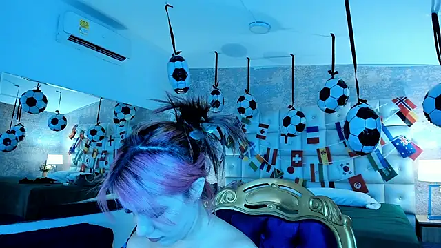 Snapshot of MelaniieRoux chatting on July 11, 2026, 7:36 pm MelaniieRoux online show from July 11, 2026, 7:36 pm