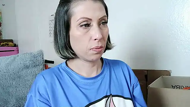 alixia81 online show from January 15, 2026, 9:29 pm