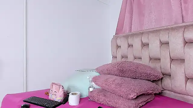 Snapshot of Roxy-Smith chatting on April 22, 2026, 10:27 pm Roxy-Smith online show from April 22, 2026, 10:27 pm