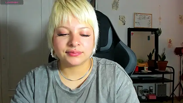 Snapshot of sammymoon chatting on July 7, 2026, 8:18 am sammymoon online show from July 7, 2026, 8:18 am