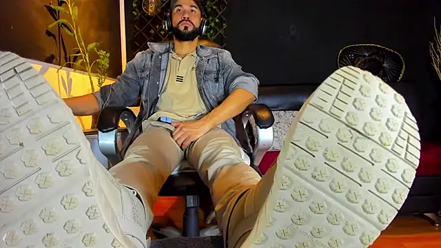 Snapshot of alessandro_wye chatting on February 15, 2026, 2:45 am alessandro wye online show from February 15, 2026, 2:45 am