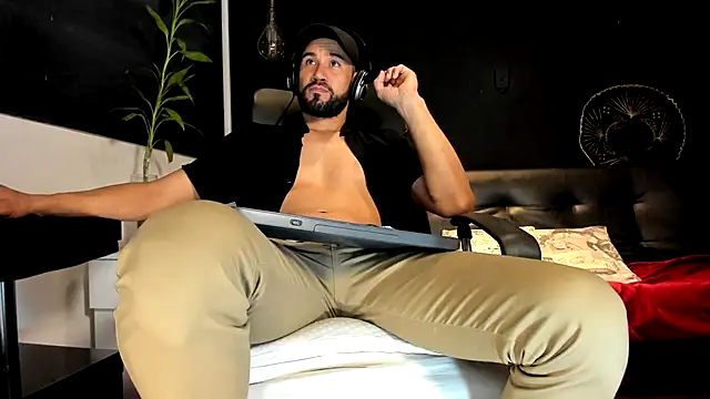 Snapshot of alessandro_wye chatting on November 20, 2025, 2:01 am alessandro wye online show from November 20, 2025, 2:01 am