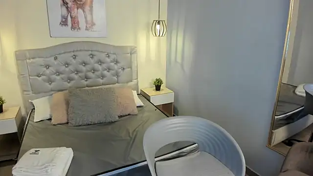 escarleth   online show from October 3, 2025, 1:34 pm