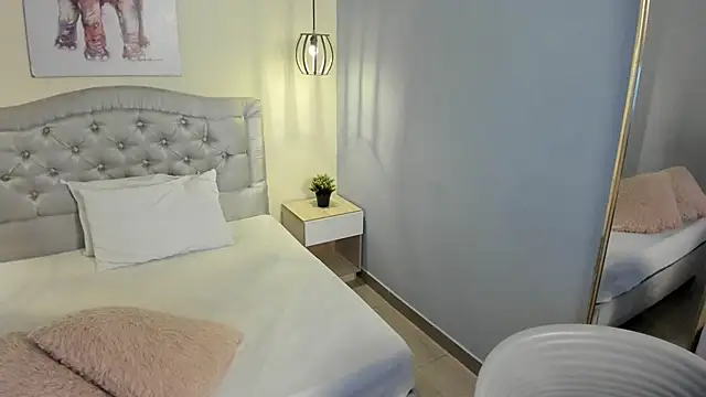 escarleth   online show from September 18, 2025, 1:36 pm