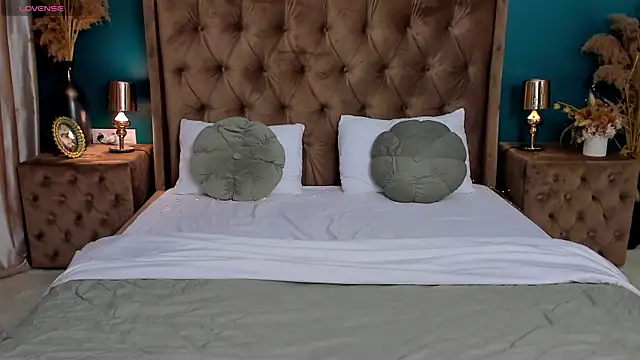 CalyMoon online show from April 15, 2026, 7:07 pm