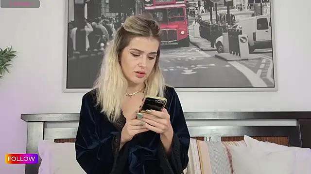 Sarah-Hart online show from October 6, 2025, 11:33 am