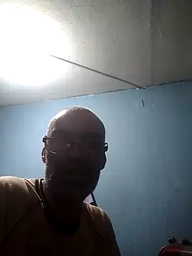 Snapshot of hugosafado333 chatting on December 4, 2024, 3:31 am hugosafado333 online show from December 4, 2024, 3:31 am