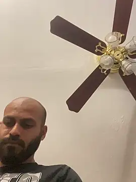 islandvybee55 online show from April 18, 2026, 5:48 pm