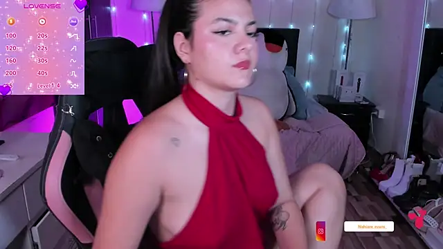 NahiaraEvans  online show from April 12, 2026, 2:42 pm