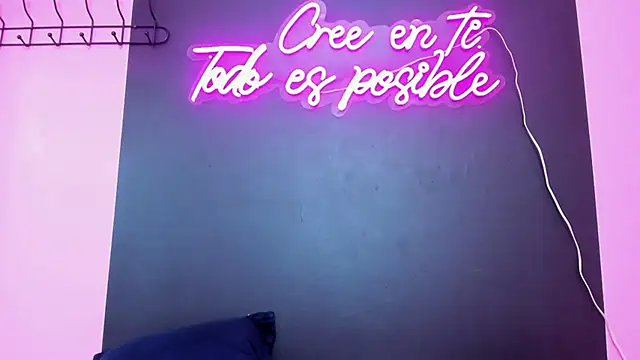 Sofi Fox  online show from March 5, 2025, 7:06 pm