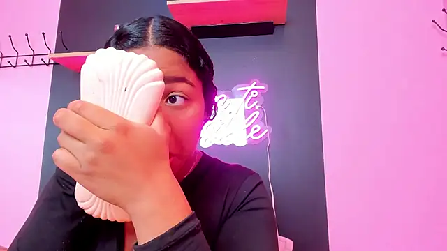 Sofi Fox  online show from March 20, 2025, 1:15 pm