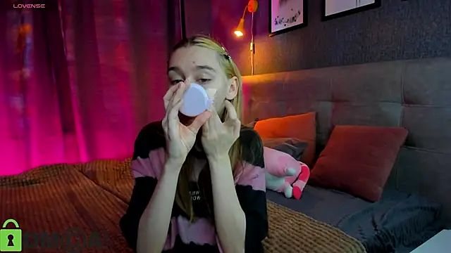 Snapshot of Lesi_Moonie01 chatting on October 19, 2025, 7:00 am Lesi Moonie01 online show from October 19, 2025, 7:00 am