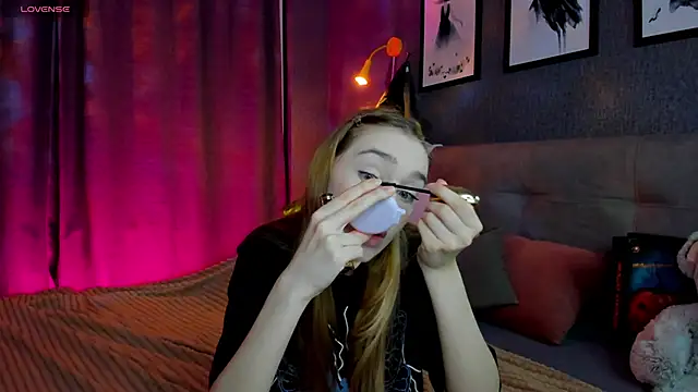 Snapshot of Lesi_Moonie01 chatting on October 28, 2025, 8:35 am Lesi Moonie01 online show from October 28, 2025, 8:35 am