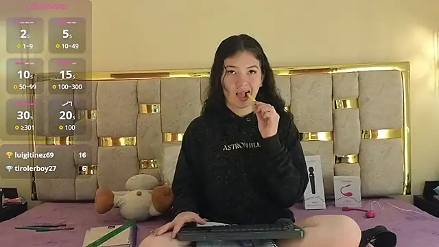 lilimini032 online show from February 17, 2026, 8:17 pm