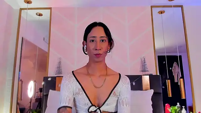 GabyPetit online show from November 18, 2025, 8:01 pm